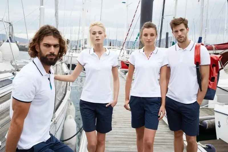 Polos para mujer y hombre en color blanco.