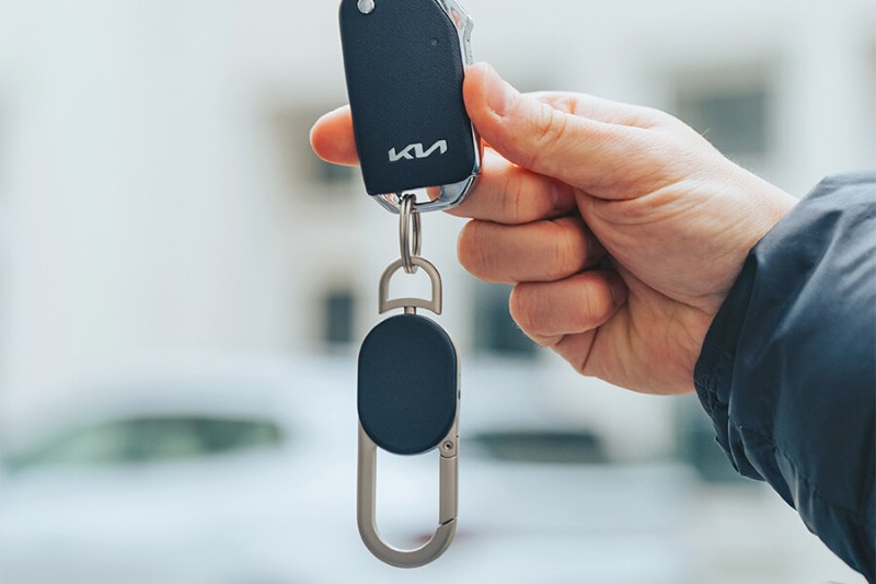 Localizador inteligente conectado a un llavero para encontrar objetos fácilmente