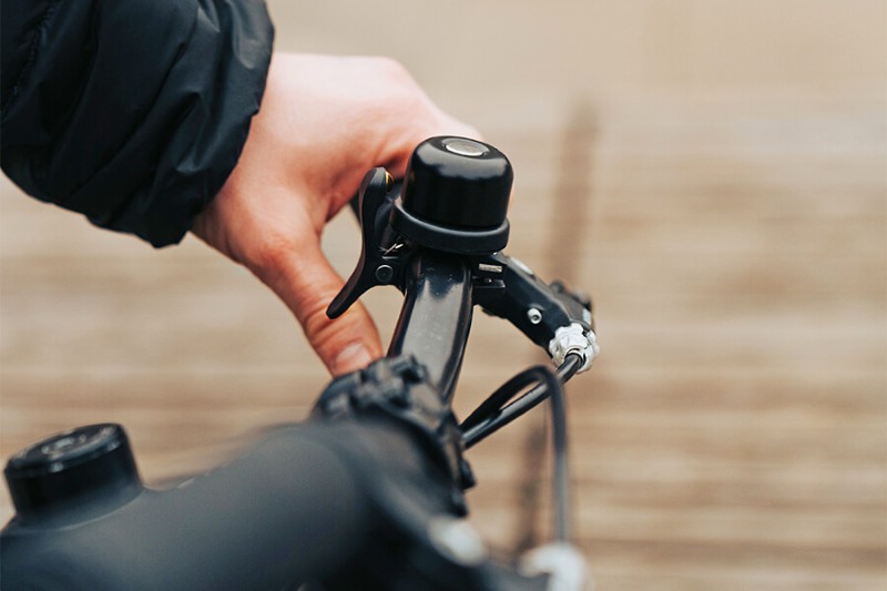 Localizador inteligente integrado en un timbre de bicicleta para mayor seguridad