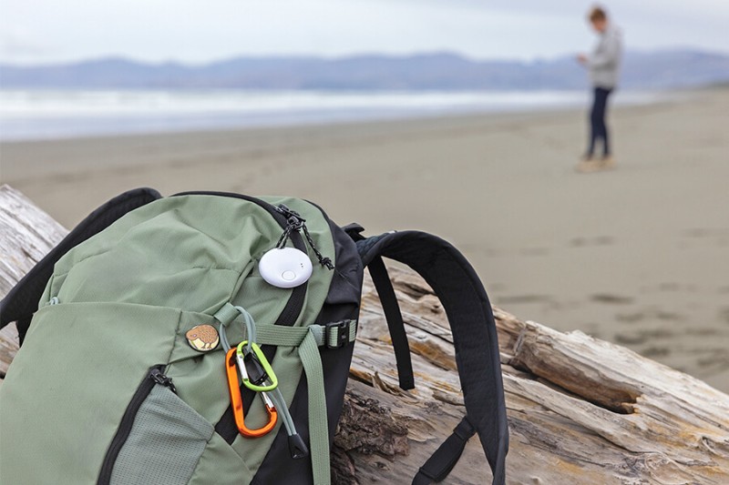 Localizador inteligente colocado en una mochila para proteger objetos personales